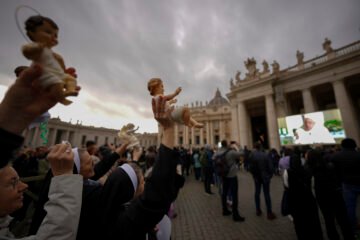 El Papa Francisco, obligado a rezar el Ángelus desde su residencia por un fuerte resfriado y se preserva para la Navidad y el inicio del Jubileo