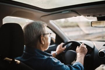 Un abuelo sin permiso para conducir hasta 2117 se salta la prohibición, lo pillan y pasa lo inevitable