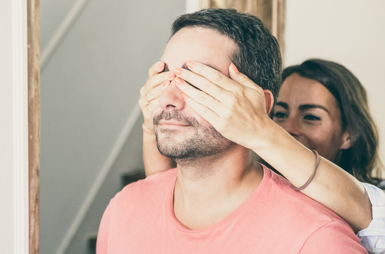 Cómo evitar estafas en el amor y qué perfil es más común que caiga en los engaños