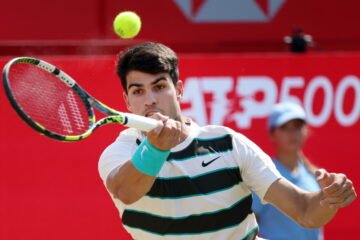 Alcaraz vence en su debut en Queen’s y confirma que llega más fresco que nunca a la hierba