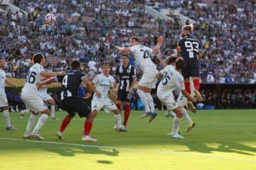 Sergio Ramos, eterno, vuela sobre el Rose Bowl para obrar el pequeño milagro de Monterrey ante el Inter