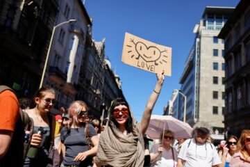 Cientos de miles de personas desafían el veto de Orbán en la manifestación del Orgullo en Budapest