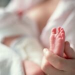 Las madres neerlandesas a las que les arrancaron a sus bebés: “Lo cubrieron con una tela para que no pudiera verlo”