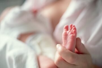Las madres neerlandesas a las que les arrancaron a sus bebés: “Lo cubrieron con una tela para que no pudiera verlo”