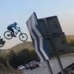 Temeridad ciclista en Badalona: impactante salto al vacío, con una rampa casera, por encima de la carretera que va a Montcada