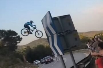 Temeridad ciclista en Badalona: impactante salto al vacío, con una rampa casera, por encima de la carretera que va a Montcada