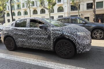 Qué es este coche camuflado que circula por Barcelona y atrae las miradas de conductores y transeúntes