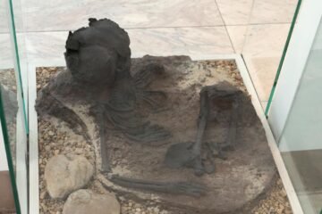 El entierro más antiguo conocido fue hace 140.000 años en Israel y sirvió para sepultar a una niña híbrida entre sapiens y neandertales