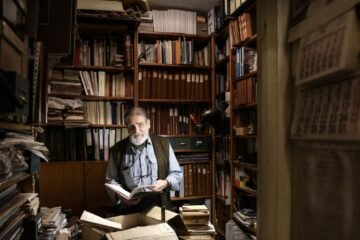 La biblioteca de Eloy Hernández: el papel de lo escrito