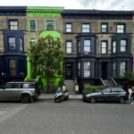 Notting Hill se pinta de negro por el hartazgo de los vecinos con los turistas: “Lo llamamos Notting Hell”