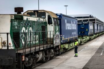 Así funciona la primera autopista ferroviaria de España: “Los camiones llegan de Italia a Madrid en barco y tren sin pisar la carretera”