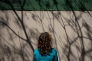Las madres que tienen que cuidar a sus hijos 24 horas al día el resto de sus vidas: “Vivimos en una cárcel de la que no podemos salir”