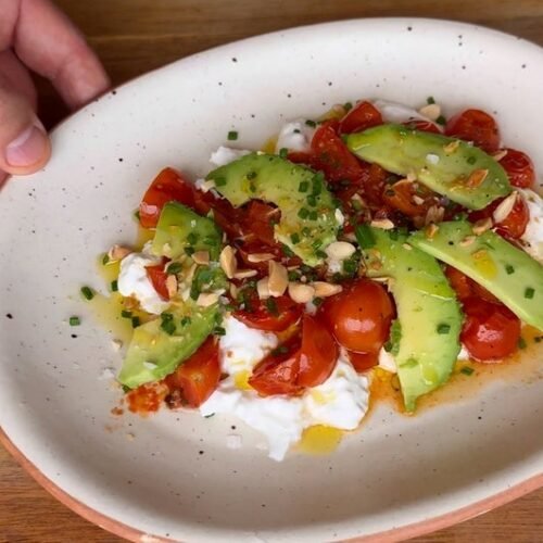 La cena perfecta: ensalada tricolor con aguacate, burrata y tomate y toque de frutos secos