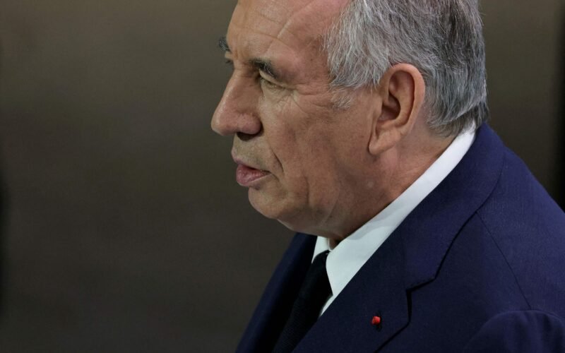 François Bayrou congela las pensiones, recorta 40.000 millones en gastos sociales y propone suprimir dos días festivos