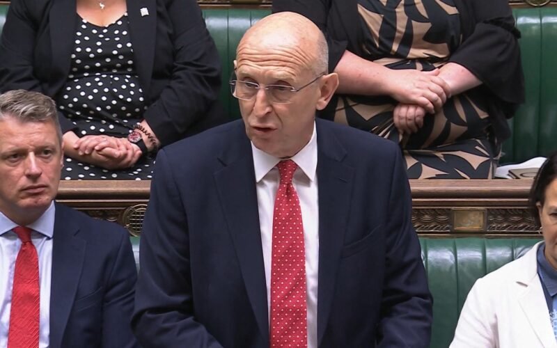El plan oculto del Gobierno británico para acoger a los afganos en riesgo por un «grave» error del Ministerio de Defensa