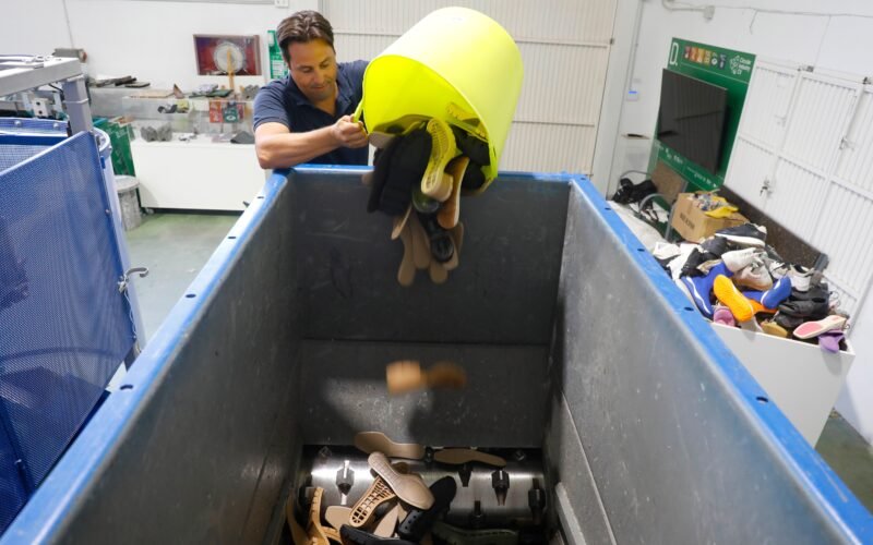 La difícil búsqueda de procesos para reciclar zapatos
