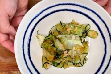 Ensalada de pepino laminado, el entrante original y ligero que nunca falla en verano