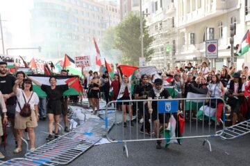 La Policía carga contra los manifestantes propalestinos después de que Sánchez alentara las protestas en la Vuelta Ciclista