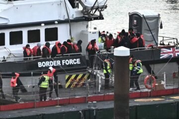 Reino Unido planea deportar a los primeros inmigrantes que cruzaron el Canal de la Mancha en vuelos regulares de Air France