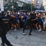 Cargas policiales contra los ultras del Olympique de Marsella en las puertas del Bernabéu