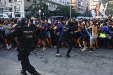 Cargas policiales contra los ultras del Olympique de Marsella en las puertas del Bernabéu