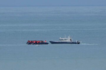 Reino Unido deporta a Francia al primer inmigrante en el marco del acuerdo «uno dentro, uno fuera»