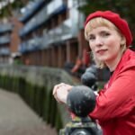 Tansy E. Hoskins: “La moda sigue siendo una industria basada en la explotación”
