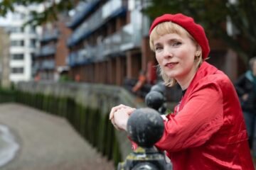 Tansy E. Hoskins: “La moda sigue siendo una industria basada en la explotación”