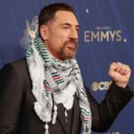 Javier Bardem acude a los Emmy con un pañuelo palestino al cuello y denuncia el “genocidio en Gaza”