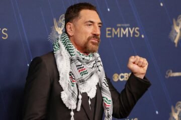 Javier Bardem acude a los Emmy con un pañuelo palestino al cuello y denuncia el “genocidio en Gaza”