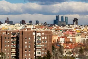 Madrid y Andalucía perderán los fondos para vivienda si no corrigen sus leyes