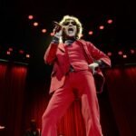 El nostálgico circo de Enrique Bunbury arrasa en un Sant Jordi a medias