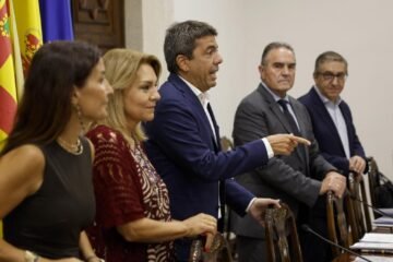 El presidente de la CEV se ausenta de la mesa del diálogo social y envía a su vicepresidenta