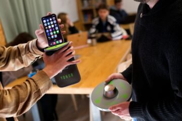 El curso escolar comienza con los móviles casi desterrados de las aulas: así queda en cada autonomía