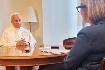 El Papa, en su primera entrevista: “Estoy aprendiendo mucho y me siento desafiado, pero no abrumado. Tuve que saltar a la piscina muy rápidamente”