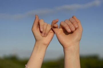 Meditar para volver a amar: «Una relación sana no se construye solo con palabras»