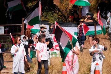 Los manifestantes propalestinos cortan la carretera a falta de 19 kilómetros e interrumpen peligrosamente al pelotón de favoritos de la Vuelta