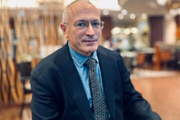 Mijail Jodorkovski: «Vladimir Putin podría poner fin a la guerra este año si Trump le muestra que no habrá un trato mejor»