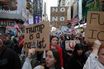 Cientos de miles de estadounidenses salen a las calles para protestar contra el ‘Rey Trump’: «Esto no es sólo política. Es democracia contra dictadura»