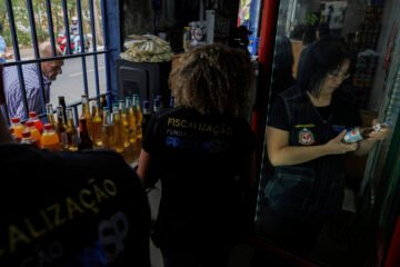 Así se adulteran las bebidas alcohólicas en Brasil: dentro del negocio mortal del metanol