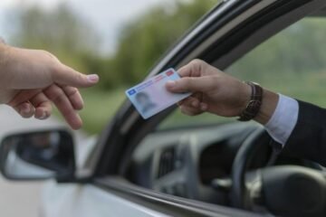 Estas son las sanciones que te pueden poner por conducir sin el carnet en regla: desde una multa de 100 euros hasta penas de cárcel