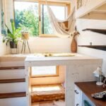 Una encantadora minicasa rodante de 20 metros cuadrados, ideal para la vida en la naturaleza: madera natural, luz y vistas