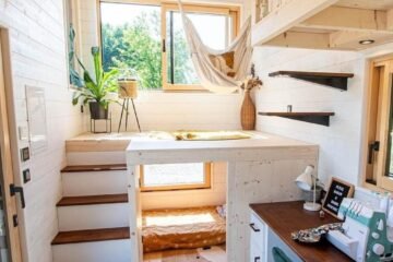 Una encantadora minicasa rodante de 20 metros cuadrados, ideal para la vida en la naturaleza: madera natural, luz y vistas