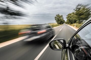 Mientras estoy adelantando, ¿debo apagar el intermitente o lo dejo encendido durante toda la maniobra? Un profesor de autoescuela aclara la duda