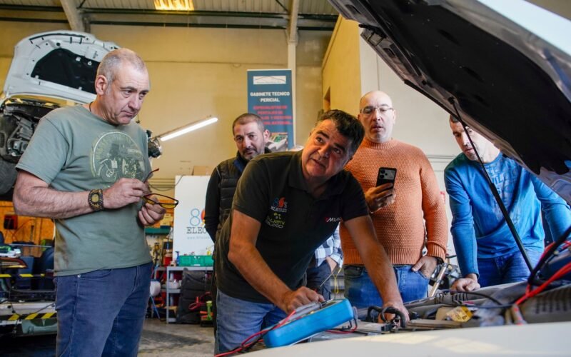 Mecánicos que se reciclan para arreglar coches eléctricos: “Hay que ponerse las pilas, cada vez nos llegan más”