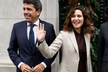 Hacer opcional el castellano y contratar profesores que no han acabado la carrera: las peticiones inviables de Mazón y Ayuso