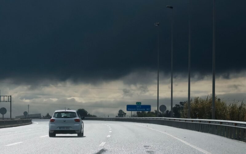El este peninsular y Baleares siguen bajo la influencia de tormentas y lluvias