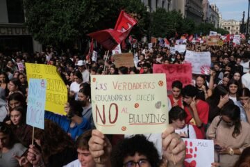Miles de estudiantes salen a la calle para protestar contra el ‘bullying’: “Esto no es un juego de niños”