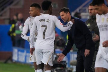 Xabi Alonso, del abrazo con Vinicius al «no me sorprende que no haya ido al VAR» tras el penalti: «La unión es fundamental»