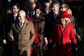 Las hijas del defenestrado Andrés asisten junto al resto de la familia real británica a la Misa de Navidad como claro gesto de unidad en el momento más delicado para la dinastía